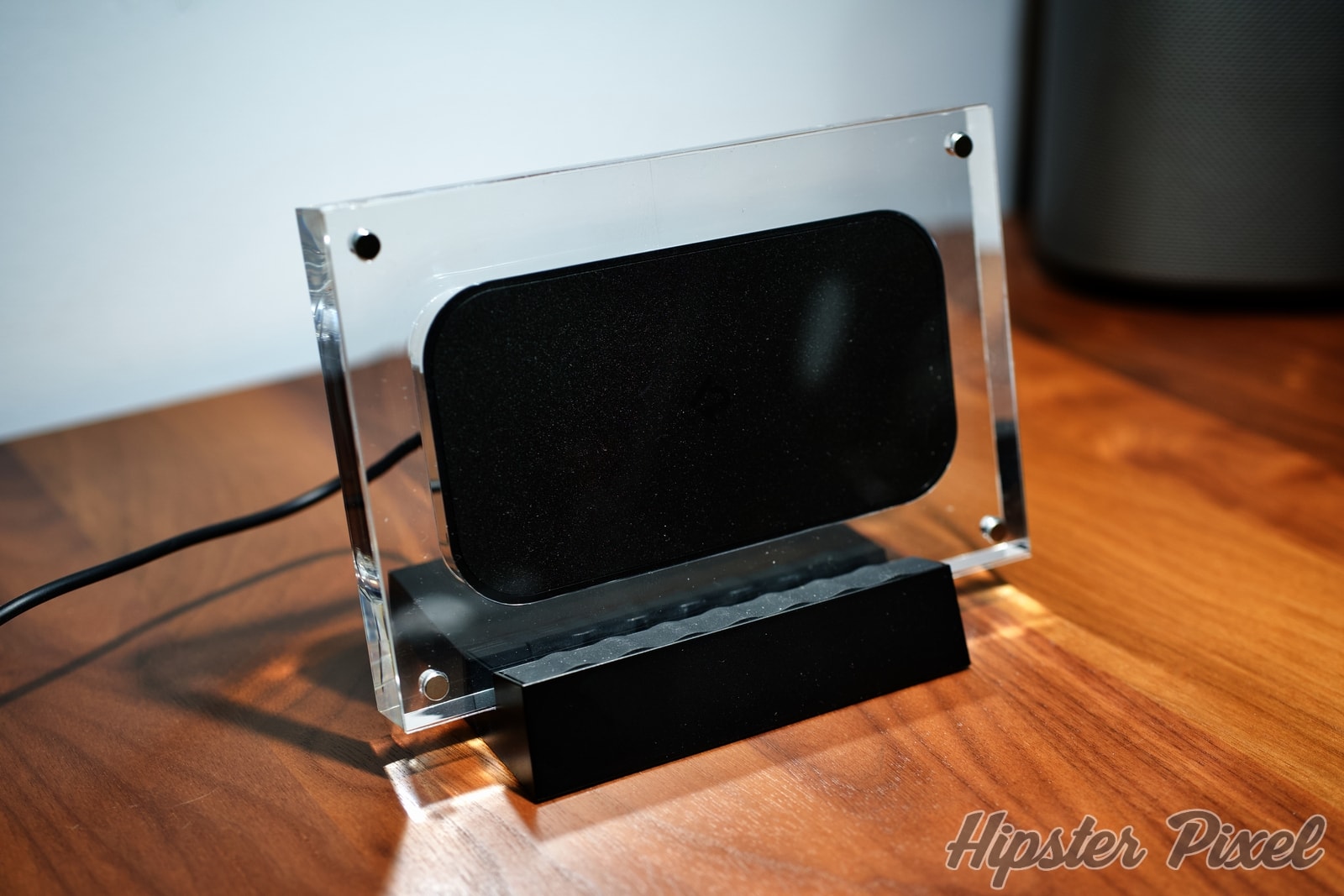 PowerPic mod Wireless Charger on its side